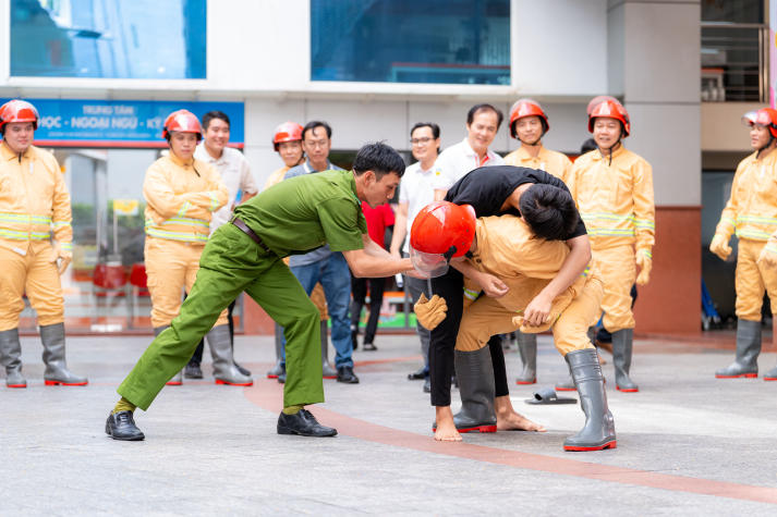 [Video] HUTECH tổ chức diễn tập PCCC & CNCH: Nâng cao năng lực ứng phó, bảo đảm an toàn học đường 41