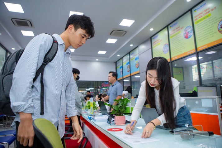 [Video] Đông đảo thí sinh, phụ huynh đến HUTECH nhập học từ tờ mờ sáng ngày đầu tiên 55