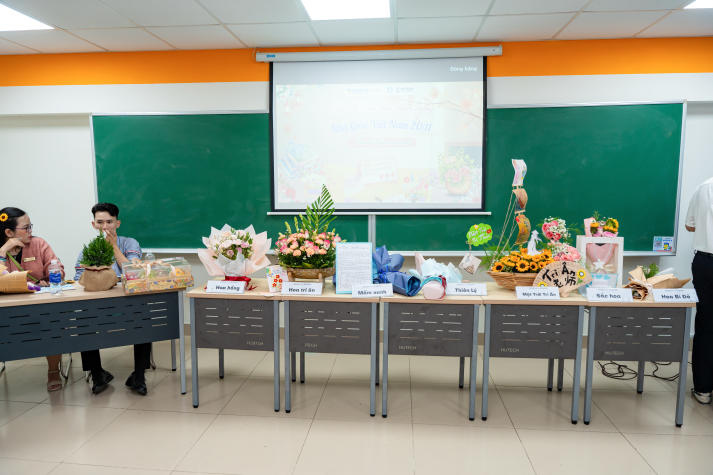 [Ảnh] Tri ân người lái đò: Hoa thay lời cảm mến của sinh viên Trung Quốc học trong ngày Nhà giáo Việt Nam 73