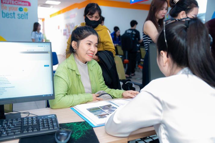 Ấn tượng HUTECH ngày nhập học: Chuyên nghiệp, chu đáo và tận tâm 64