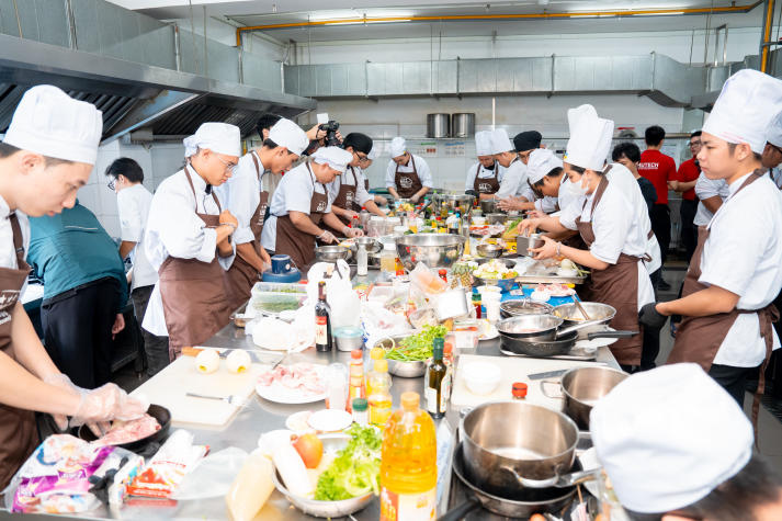 [Video] HUTECH Students Showcase Culinary Talent in the “Taste of Chicken” Grand Finale 57