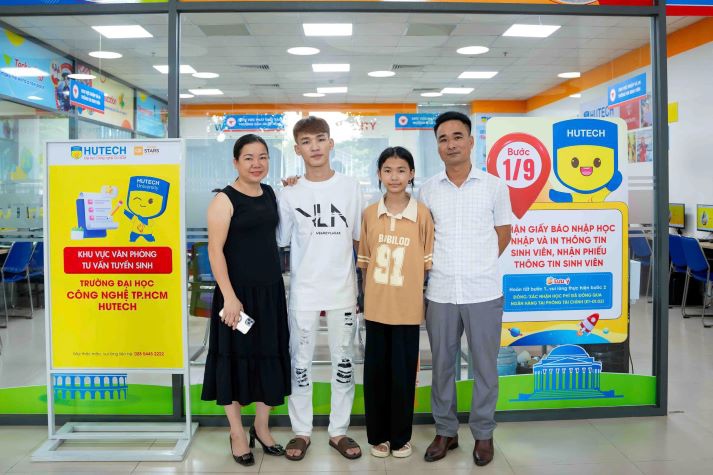 Tân sinh viên vượt ngàn cây số đến HUTECH nhập học 45