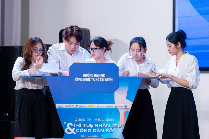 Sinh viên HUTECH tự tin thể hiện bản lĩnh tại Hội thi Hùng biện Khối thi đua 17 64