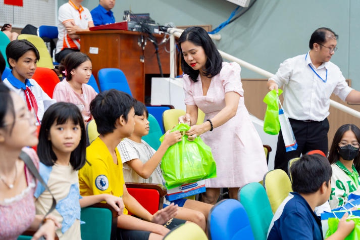 Khoa Tài chính - Thương mại trao tặng nhiều phần quà ý nghĩa nhân dịp Tết Trung thu cho các em thiếu nhi Quận 11 66