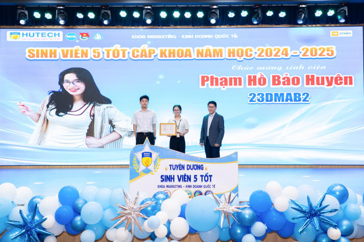 Nhiều kỳ vọng từ Hội nghị tổng kết và phát động phong trào sinh viên năm học 2025-2026 của Khoa Marketing - Kinh doanh quốc tế 73