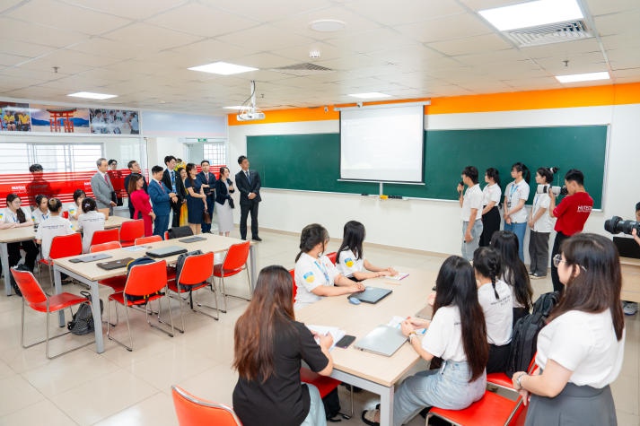 [Video] Hạ nghị sĩ, Thứ trưởng ngoại giao Nhật Bản Komura Masahiro đánh giá cao năng lực sinh viên HUTECH 29