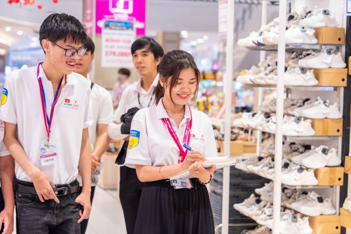 Khám phá chiến lược bán lẻ tại AEON Mall Celadon Tân Phú, sinh viên VJIT mở rộng hiểu biết về nghề nghiệp thực tế 56