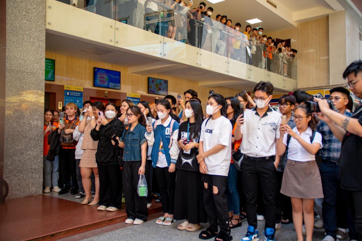 Ca sĩ Hà Nhi khuấy đảo sân trường HUTECH qua buổi chào đón thành viên mới của CLB Keiko 85