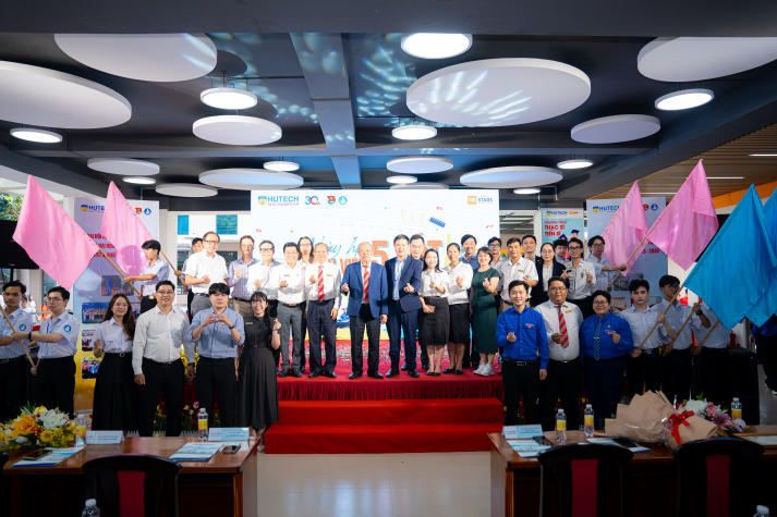 Ngày hội Sinh viên 5 tốt HUTECH năm học 2024 - 2025: Chạm vào hành trình “5 tốt” với không gian triển lãm rèn luyện toàn diện 201