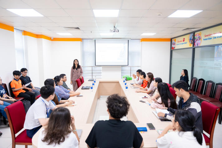 Sinh viên Khoa Dược tiếp cận kỹ thuật phân tích HPLC cùng Viện trưởng Viện Dược Đại học Sigma (Ấn Độ) 25