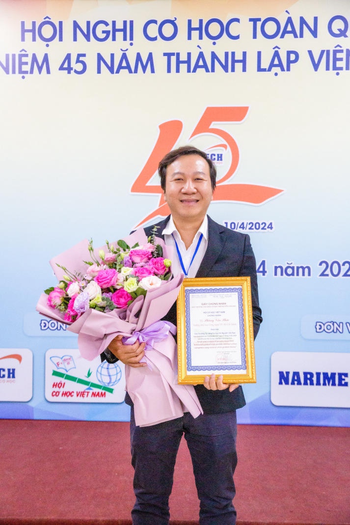 Dr. Phung Van Phuc honored to receive the Nguyen Van Dao Award 10