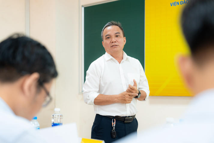 16 học viên cao học ngành Luật kinh tế đề xuất nhiều giải pháp pháp lý thực tiễn trong buổi bảo vệ luận văn/đề án tốt nghiệp 31