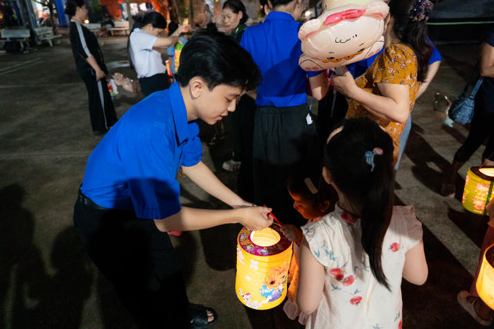 Thắp đèn Trung thu, trao yêu thương đến thiếu nhi Thạnh Mỹ Tây cùng sinh viên Khoa Nhật Bản học 112