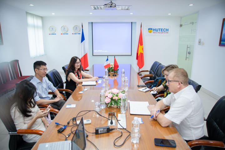 HUTECH welcomes and works with Counselor for Science and Higher Education Cooperation - the French Embassy (Hanoi) 12