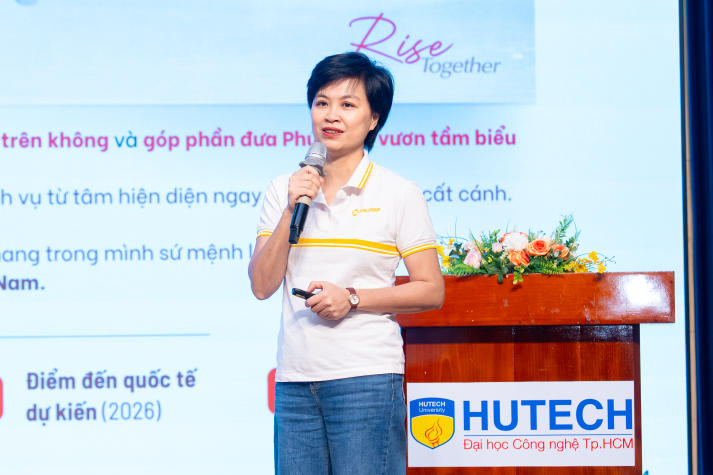 Sinh viên HUTECH thử sức cùng quy trình tuyển dụng tiếp viên hàng không ngay tại trường 74