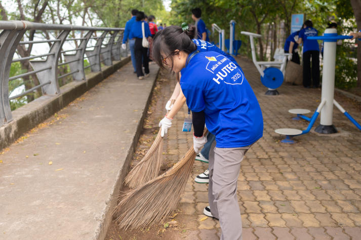 Mùa hè xanh HUTECH 2025: Gặp gỡ gia đình có công với cách mạng và xây dựng không gian sống an toàn - sạch - đẹp 173