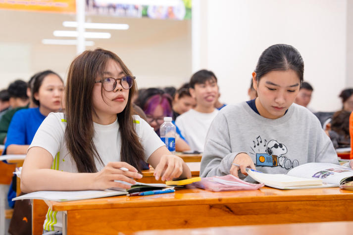 [Video] Ngày đầu năm học 2025-2026 tại HUTECH: Hào hứng, rộn ràng và đầy kỳ vọng 90