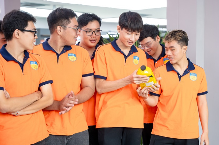 Sinh viên VKIT “chạm tay” công nghệ chăm sóc xe tại Avery Dennison Graphics Vietnam 48