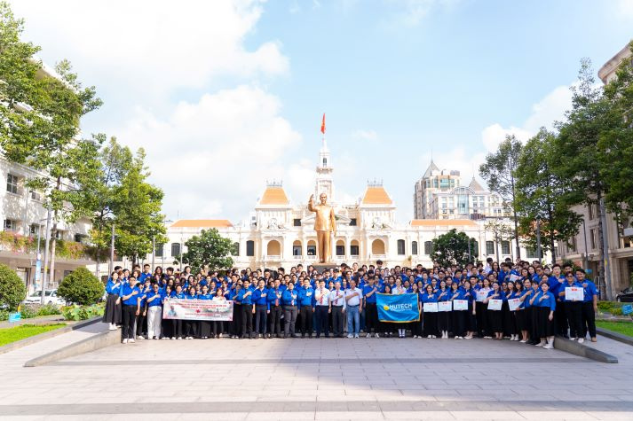 Tuổi trẻ HUTECH dâng hoa tưởng nhớ Bác, tiếp nối giá trị lịch sử và tinh thần cống hiến 9