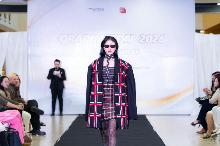 [Video] Sinh viên Thiết kế thời trang HUTECH khuấy động sàn runway với những thiết kế cá tính 45