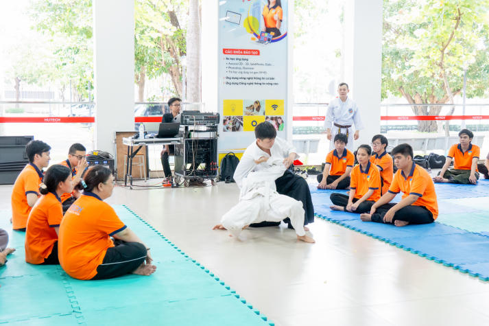 “Bẻ khóa” tình huống nguy hiểm, HUTECH-ers rèn phản xạ tự vệ cùng CLB Aikido 65