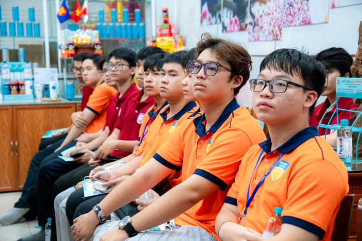 Sinh viên Viện Kỹ thuật học từ thực tiễn tự động hóa tại FUJIWA Việt Nam 21