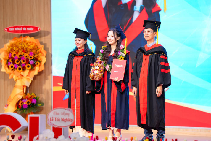 419 tân khoa rời giảng đường, chính thức bước vào “level” mới của hành trình nghề nghiệp 51