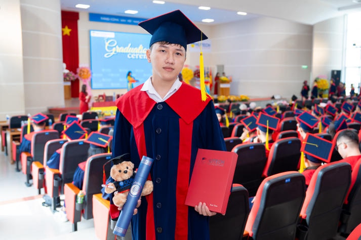 [Video] Over 400 HUTECH Masters and Bachelors of International and Transnational programs excitedly attend their graduation ceremony 204
