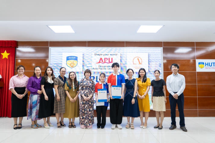 Sinh viên Trường Đại học Ritsumeikan Asia Pacific (APU) báo cáo chương trình thực tập tại HUTECH 36