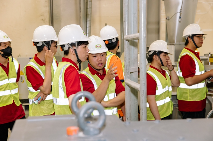 Sinh viên Viện Kỹ thuật khám phá môi trường sản xuất hiện đại tại Nhựa Tiền Phong 82