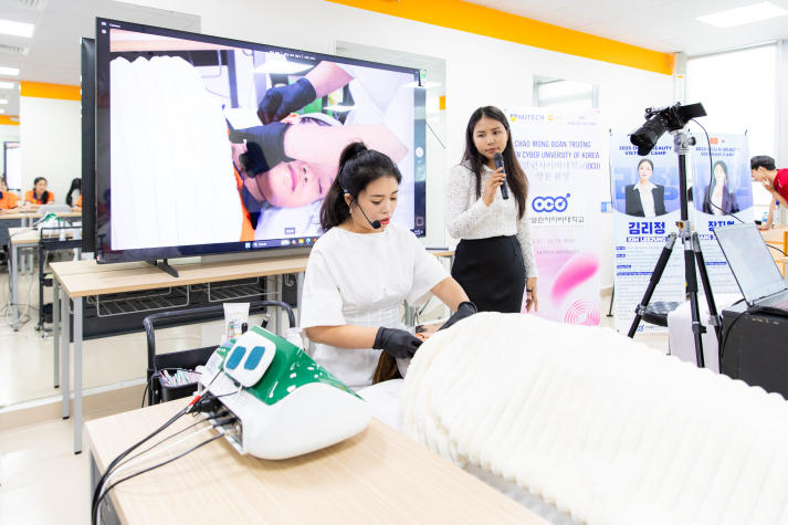 [Video] Sinh viên Viện Khoa học Ứng dụng khám phá bí mật chuẩn K-Beauty cùng chuyên gia Hàn Quốc 203