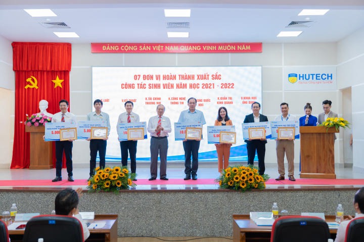 HUTECH kết nạp 05 Đảng viên mới nhân Kỷ niệm 73 năm ngày Truyền thống Học sinh - Sinh viên Việt Nam 74
