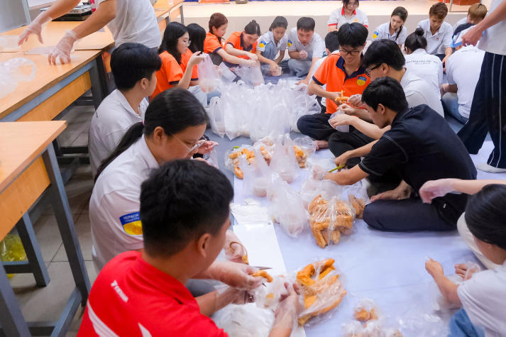 “Bát cháo đêm đông” - Hơi ấm yêu thương từ tuổi trẻ Viện Công nghệ Việt - Nhật HUTECH 25