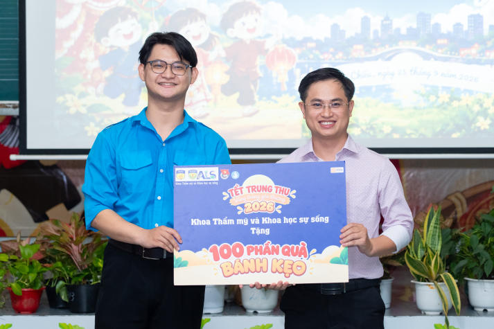Sinh viên Khoa Thẩm mỹ và Khoa học sự sống tự tay đem “vầng trăng yêu thương” đến thiếu nhi phường Xóm Chiếu 57