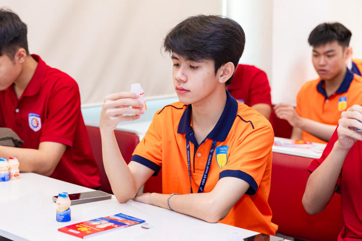 Sinh viên Viện Kỹ thuật tiếp cận quy trình sản xuất và công nghệ vi sinh tại Nhà máy Yakult Việt Nam 67