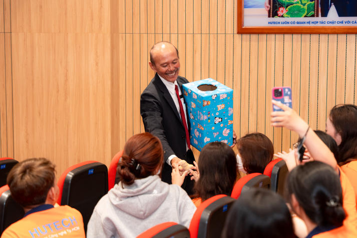 Khoa Quản trị kinh doanh chào đón tân sinh viên khoá 2025: Sẵn sàng hội nhập, vững bước tương lai 189