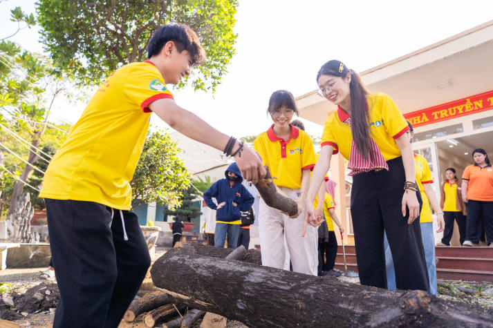 Gieo mầm xuân nhân ái từ những hành động đẹp của sinh viên Khoa Thú y HUTECH 90
