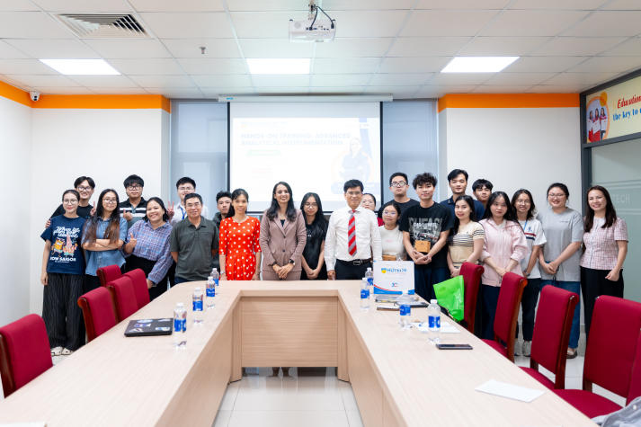 Sinh viên Khoa Dược tiếp cận kỹ thuật phân tích HPLC cùng Viện trưởng Viện Dược Đại học Sigma (Ấn Độ) 74