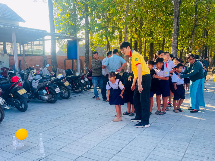 Tuổi trẻ Khoa Quản trị Du lịch - Nhà hàng - Khách sạn mang xuân đến vùng đất nghĩa tình 84