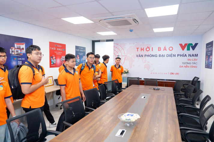 Sinh viên ngành Quản lý thể dục thể thao “đột nhập” Văn phòng đại diện VTV Times, khám phá thế giới truyền thông thể thao 17