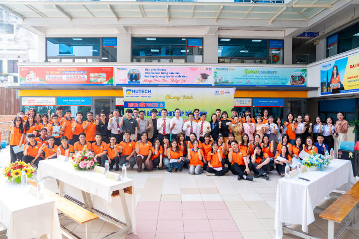 Sáng tạo từ trải nghiệm thực tế: Sinh viên ngành Kinh doanh thương mại báo cáo thực tập bằng poster 130