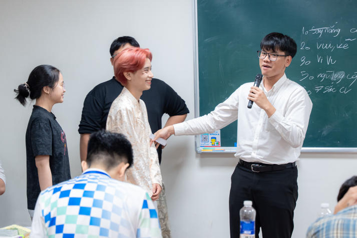 Hóa thân thành hướng dẫn viên du lịch, sinh viên Trung Quốc học rèn tiếng Trung chuyên ngành 64
