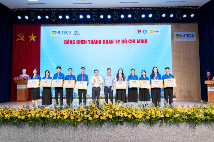 HUTECH vinh danh những "ngôi sao" trong công tác Đoàn - Hội và phong trào thanh niên năm học 2023-2024 48