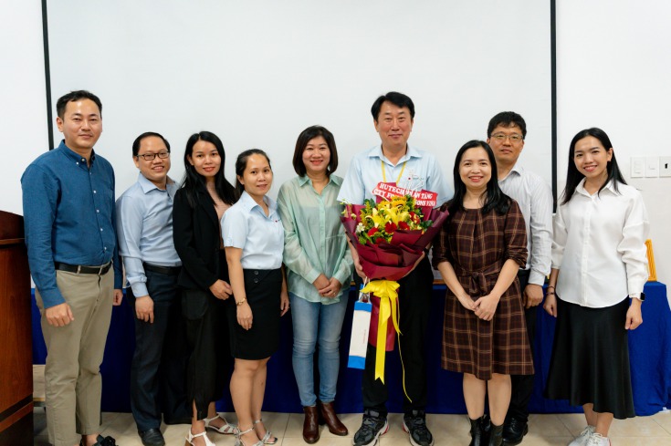 Đồng hành cùng các bạn tân sinh viên trong chuyến tham quan là các giảng viên Khoa Kiến trúc - Mỹ thuật