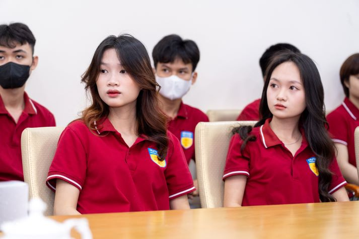 Trải nghiệm thực tế tại Nam A Bank, sinh viên Khoa Luật mở rộng góc nhìn về ngân hàng số 24