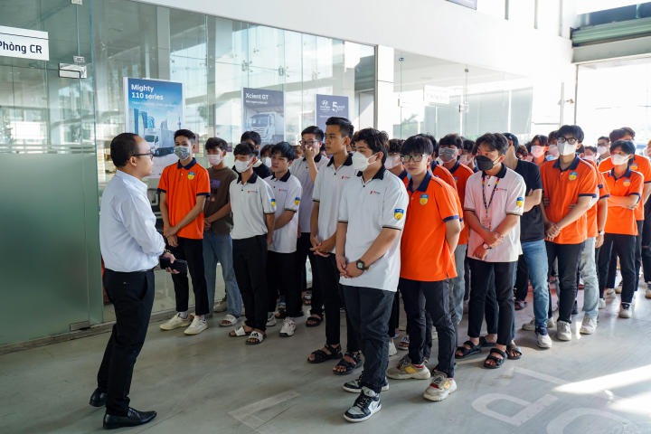 Sinh viên ngành Công nghệ kỹ thuật ô tô VKIT tham quan thực tế tại Truck & Bus Hyundai Trường Chinh 5