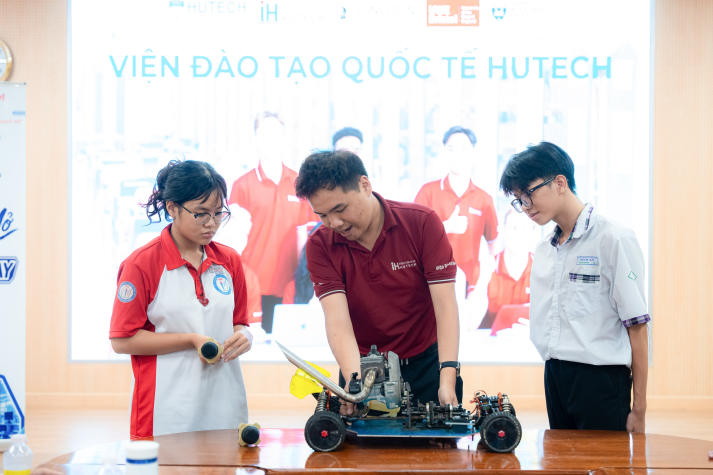 Học sinh THPT “đắm mình” trong không gian nghiên cứu tại Open Lab Day HUTECH 46