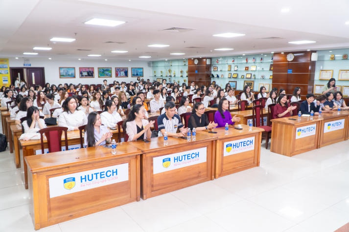 Khoa Khoa học Xã hội và Quan hệ Công chúng HUTECH vinh danh sinh viên đạt thành tích xuất sắc năm học 2023-2024 10