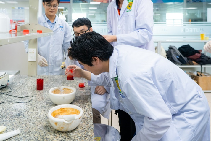 Sắc son từ lớp học: Sinh viên Viện Khoa học Ứng dụng HUTECH thực hành chế tạo mỹ phẩm 44
