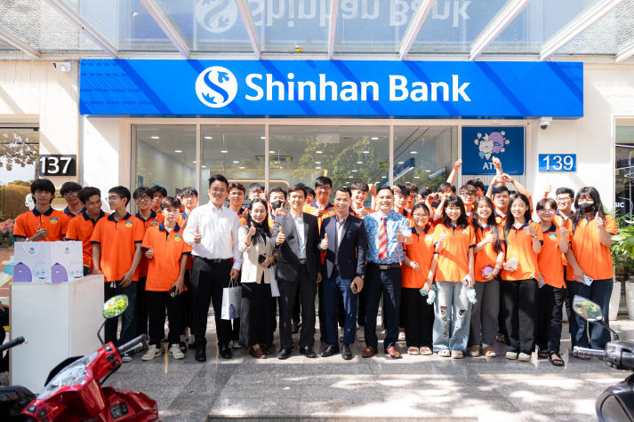 Sinh viên Khoa Luật định hình tương lai nghề nghiệp qua chuyến tham quan Shinhan Bank 61